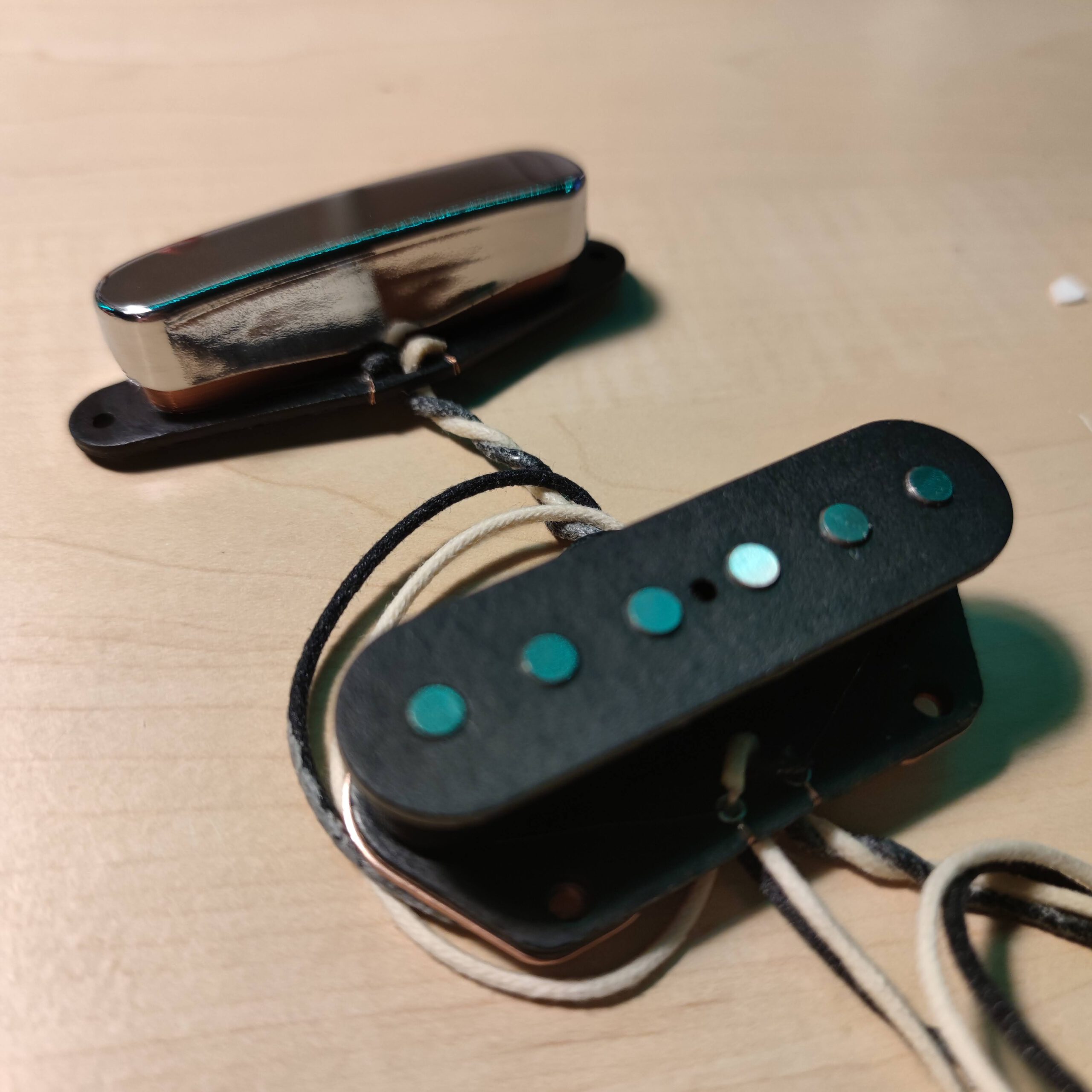 Hot Telecaster Pickup-Set Sauvignon Blanc: Hals-Pickup mit Chromkappe und schwarzer Steg-Pickup mit Stoffkabeln