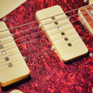 Jazzmaster Pickup-Set Scheurebe mit cremefarbenen Kappen, eingebaut in eine Jazzmaster mit Tortoise-Schlagbrett