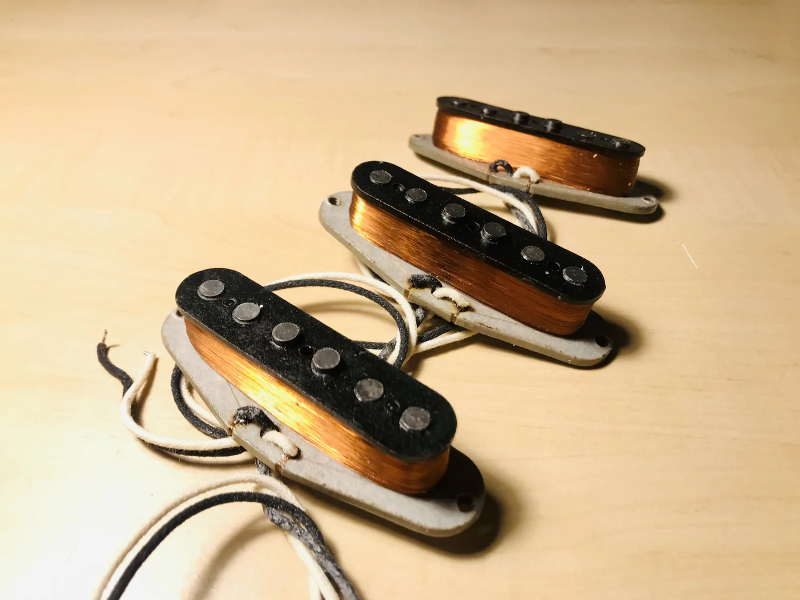 Drei gealterte Strat-Tonabnehmer mit grauem Flatwork