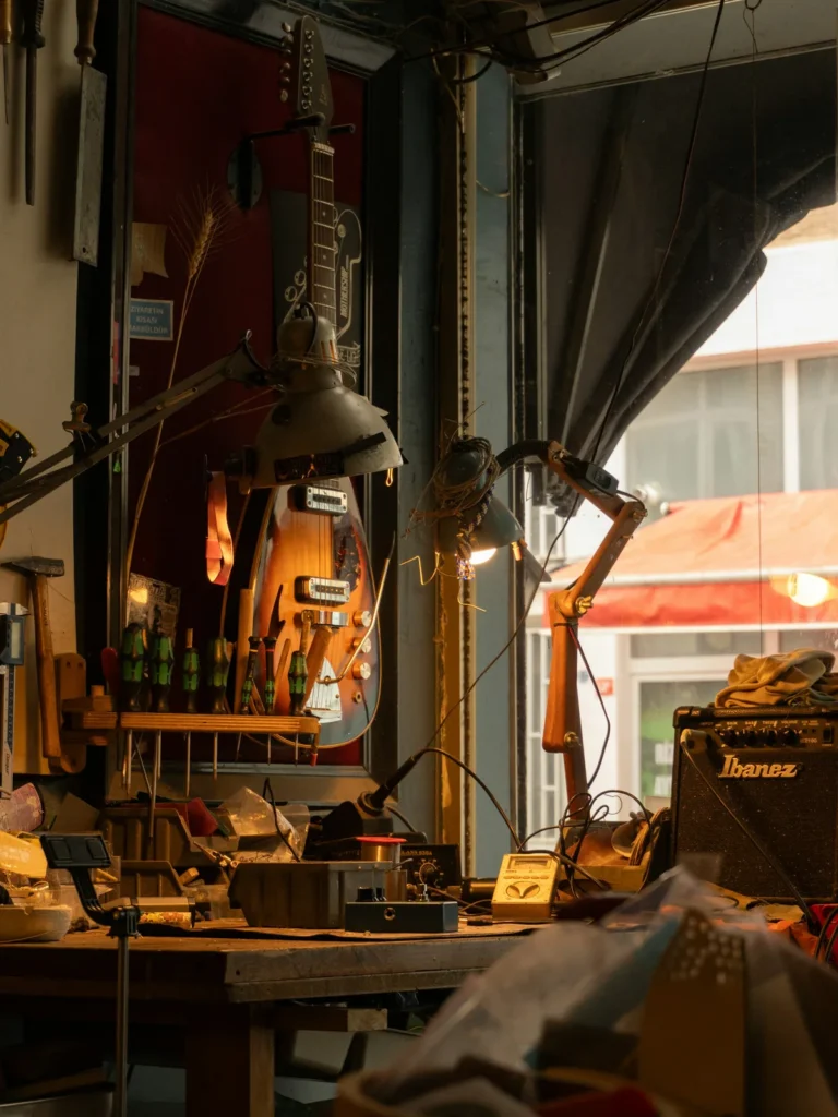 Werkstatt mit E-Gitarre über einer Werkbank