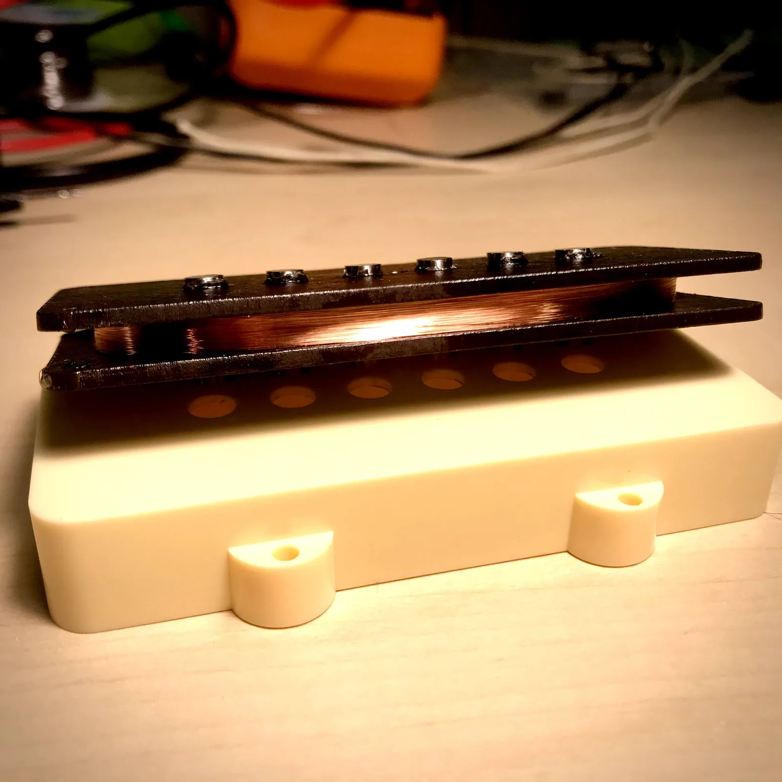 Seitenansicht einer Jazzmaster-Spule zwischen dem Flatwork
