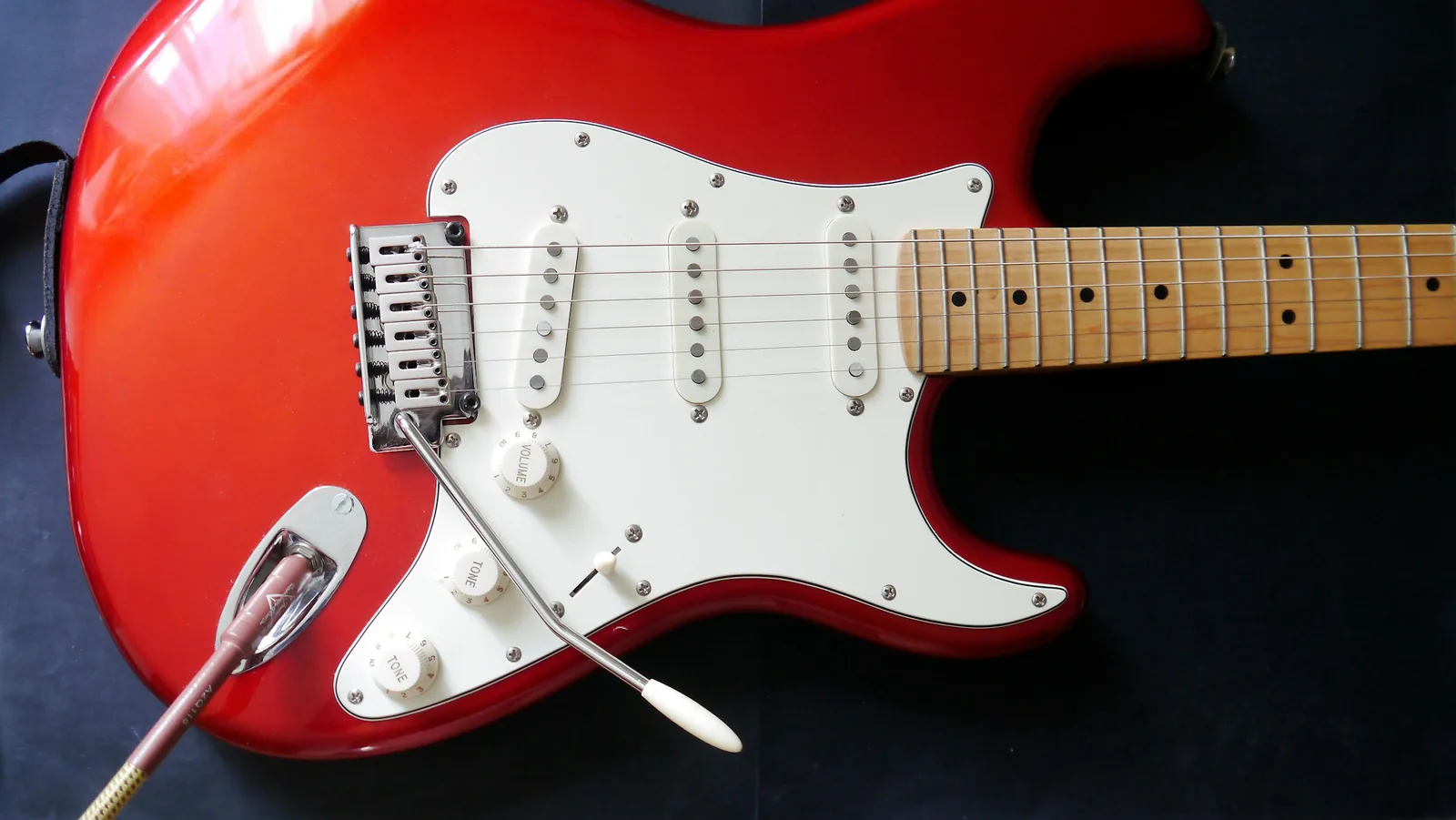 Rote Stratocaster mit weißem Schlagbrett und drei Single-Coil-Tonabnehmern