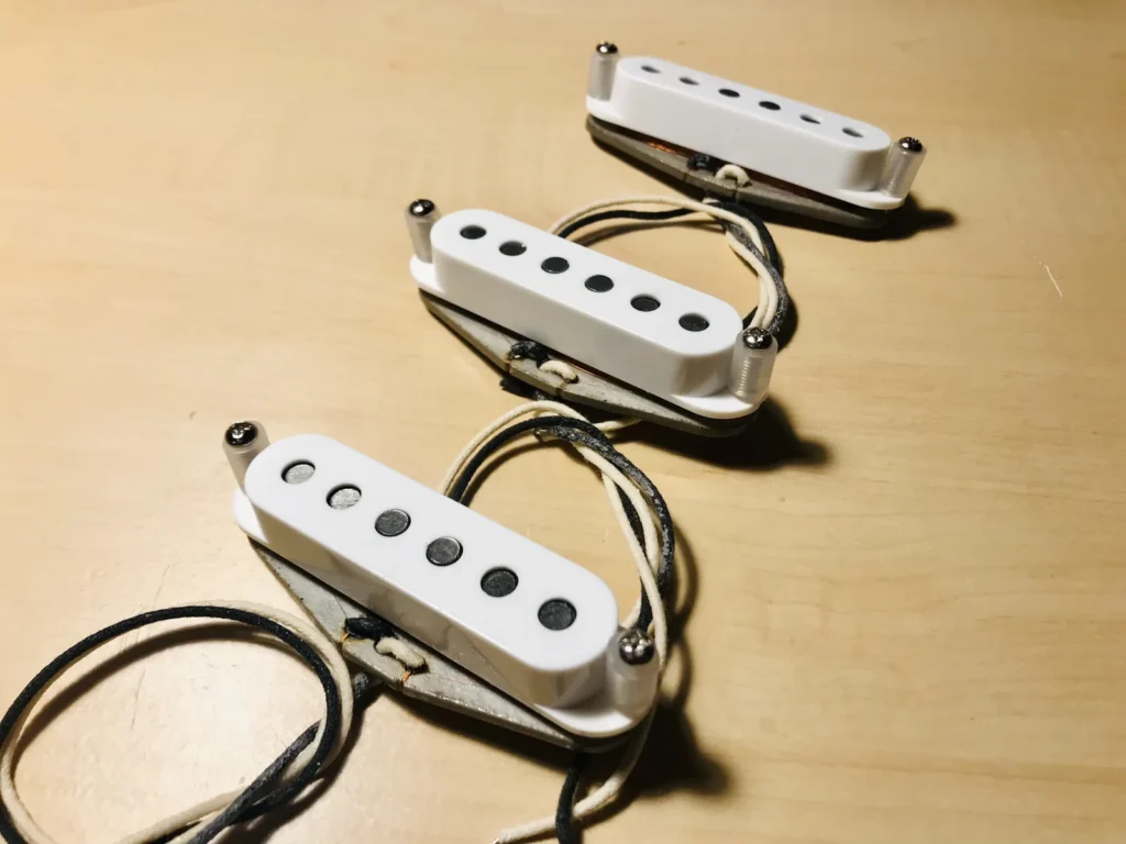 Stratocaster Pickup-Set mit weißen Kappen